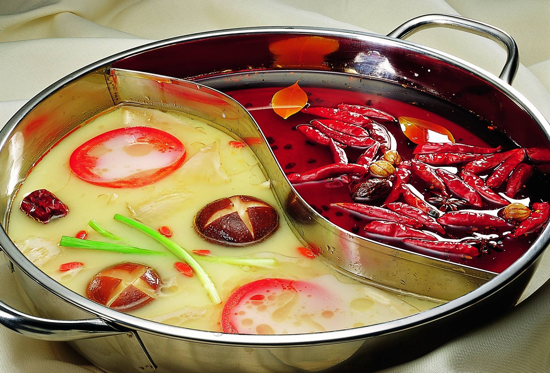 回转火锅中红汤与白汤的较量。（www.lanhui88.net）
