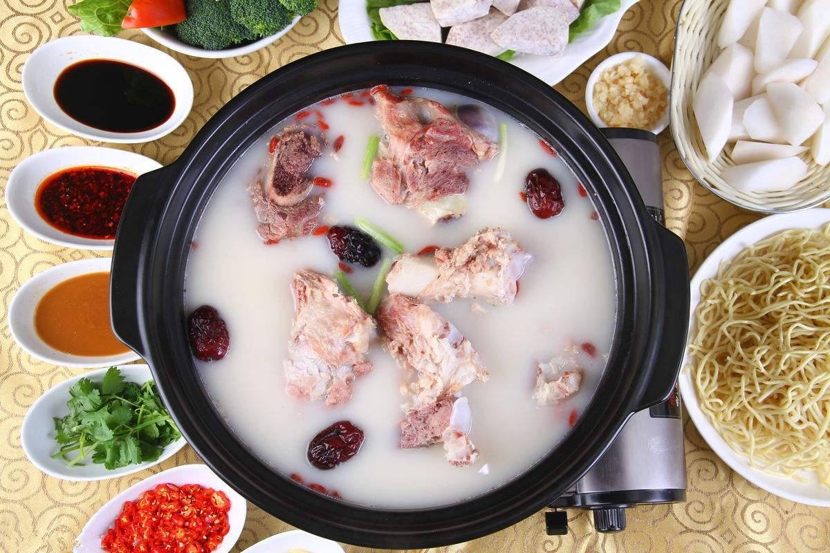 回转火锅中红汤与白汤的较量。（www.lanhui88.net）