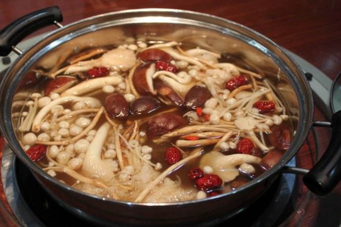 健康吃旋转火锅，就需要知道什么锅底适合什么体质的人吃（www.lanhui88.net）